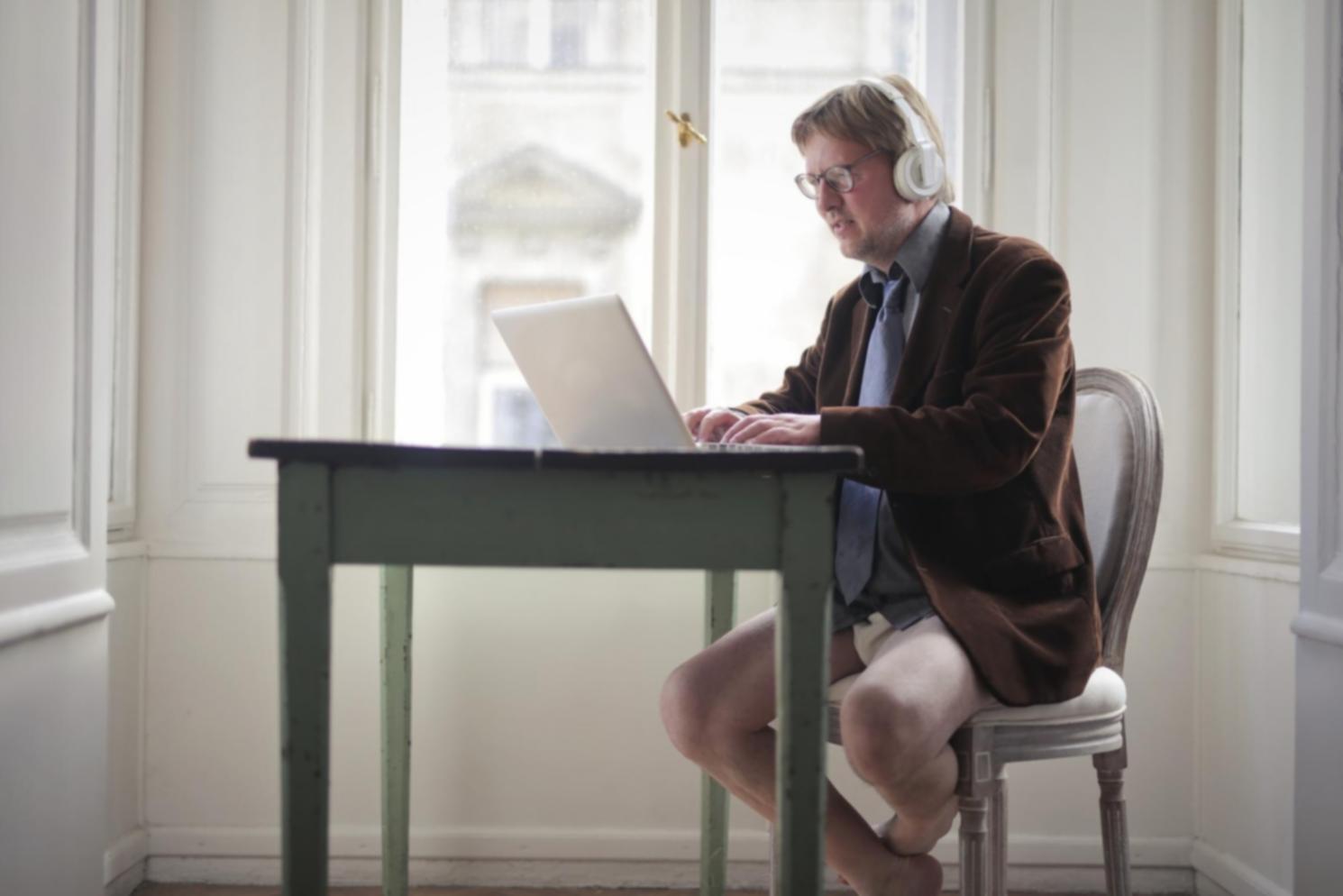 Reunión de análisis de riesgos presupuestarios con cliente en Málaga